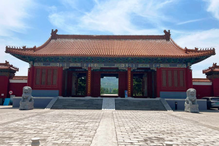中华永久陵园大门图