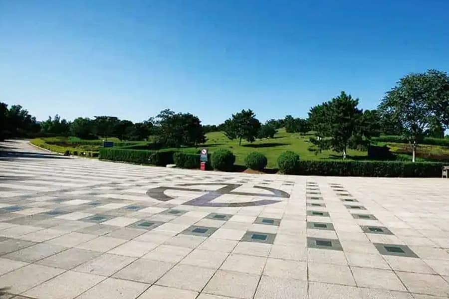 华龙皇家陵园景观图
