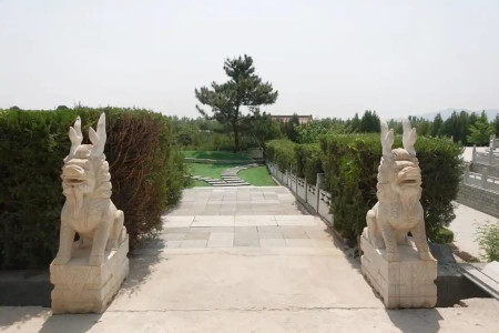 华龙皇家陵园景观图