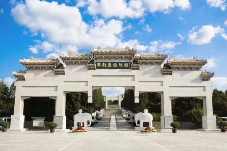 华龙皇家陵园大门图