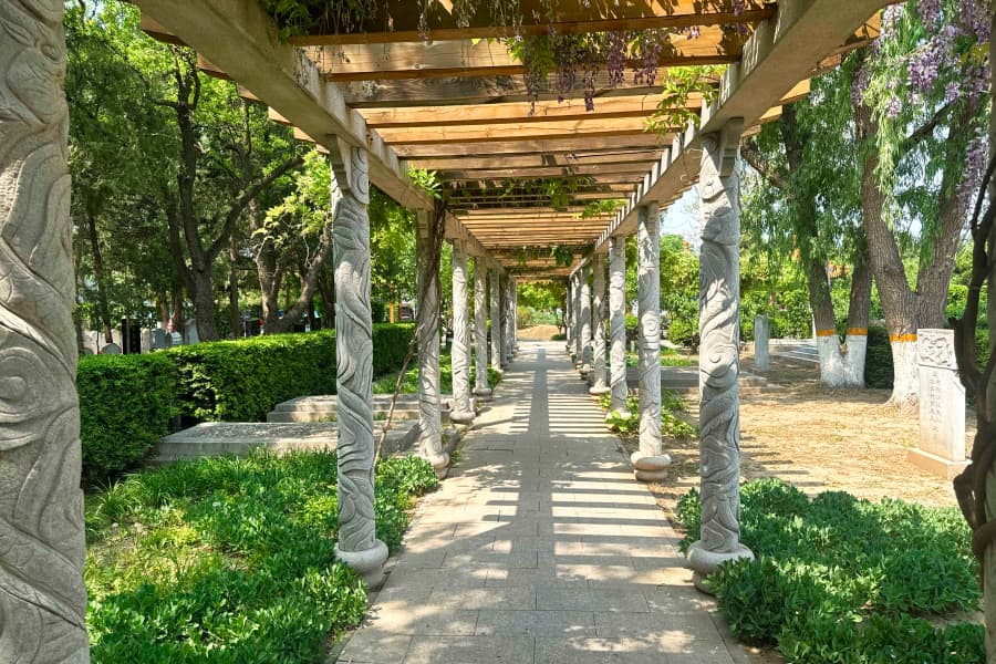 北京市石景山区福田公墓园区长廊图