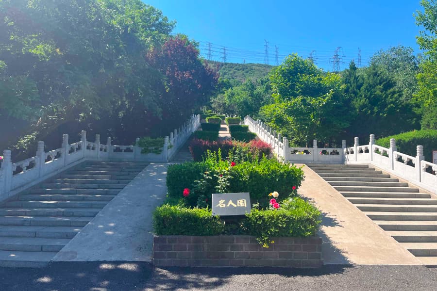 北京市门头沟区万佛华侨陵园墓区环境图