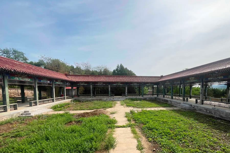 北京市海淀区温泉墓园园区长廊图