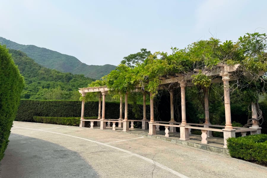 北京市门头沟区天山陵园园区长廊图