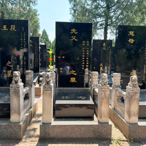 八达岭人民公墓传统立碑