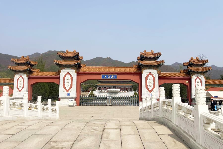 天寿陵园大门图