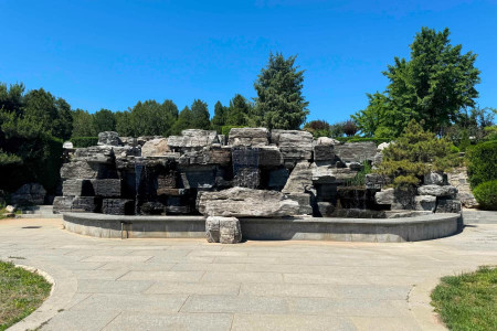 北京市房山区静安墓园假山景观图
