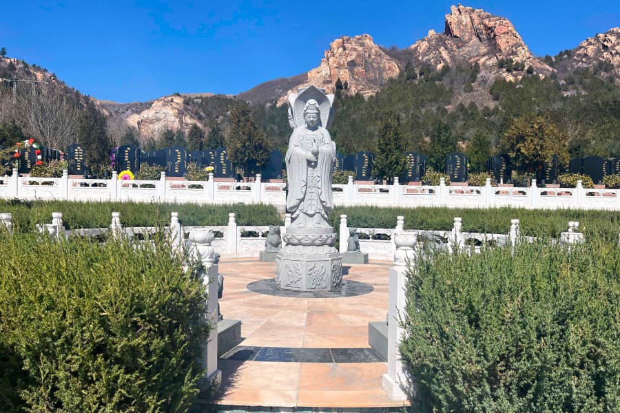 北京市昌平区佛山陵园特色雕像图