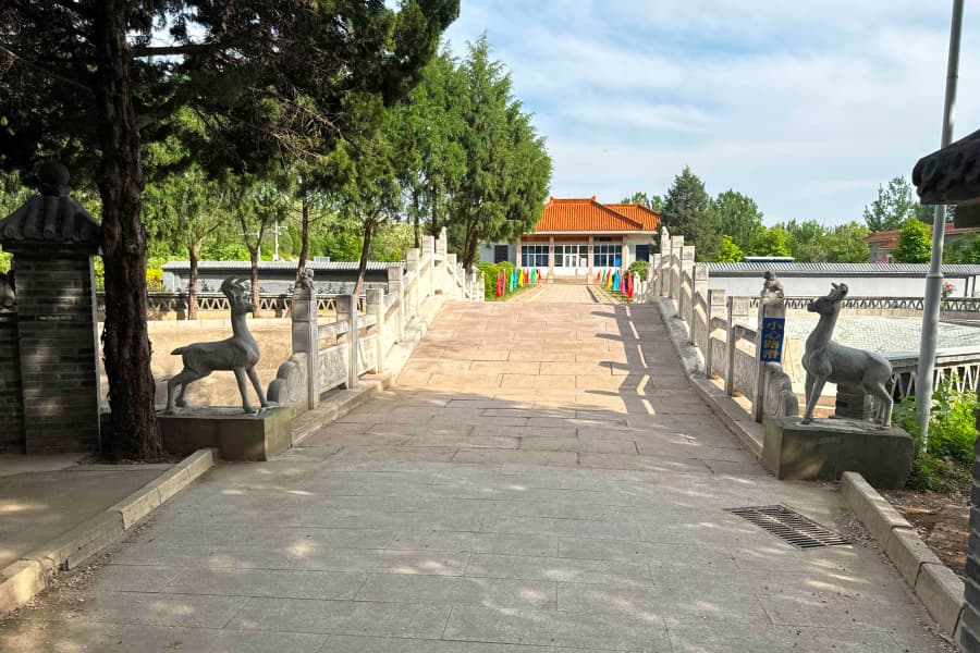 北京市昌平区炎黄陵园园区环境图