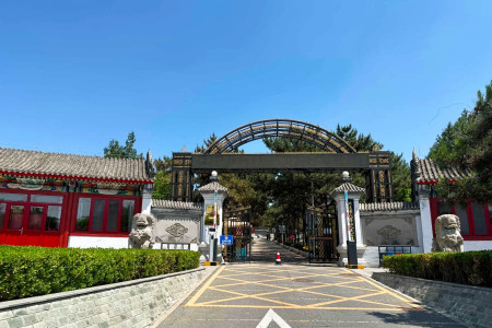 八达岭人民公墓大门图