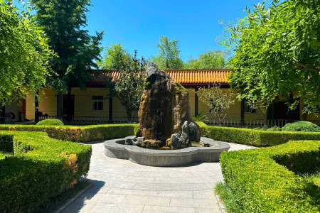 北京市房山区静安墓园假山景观图